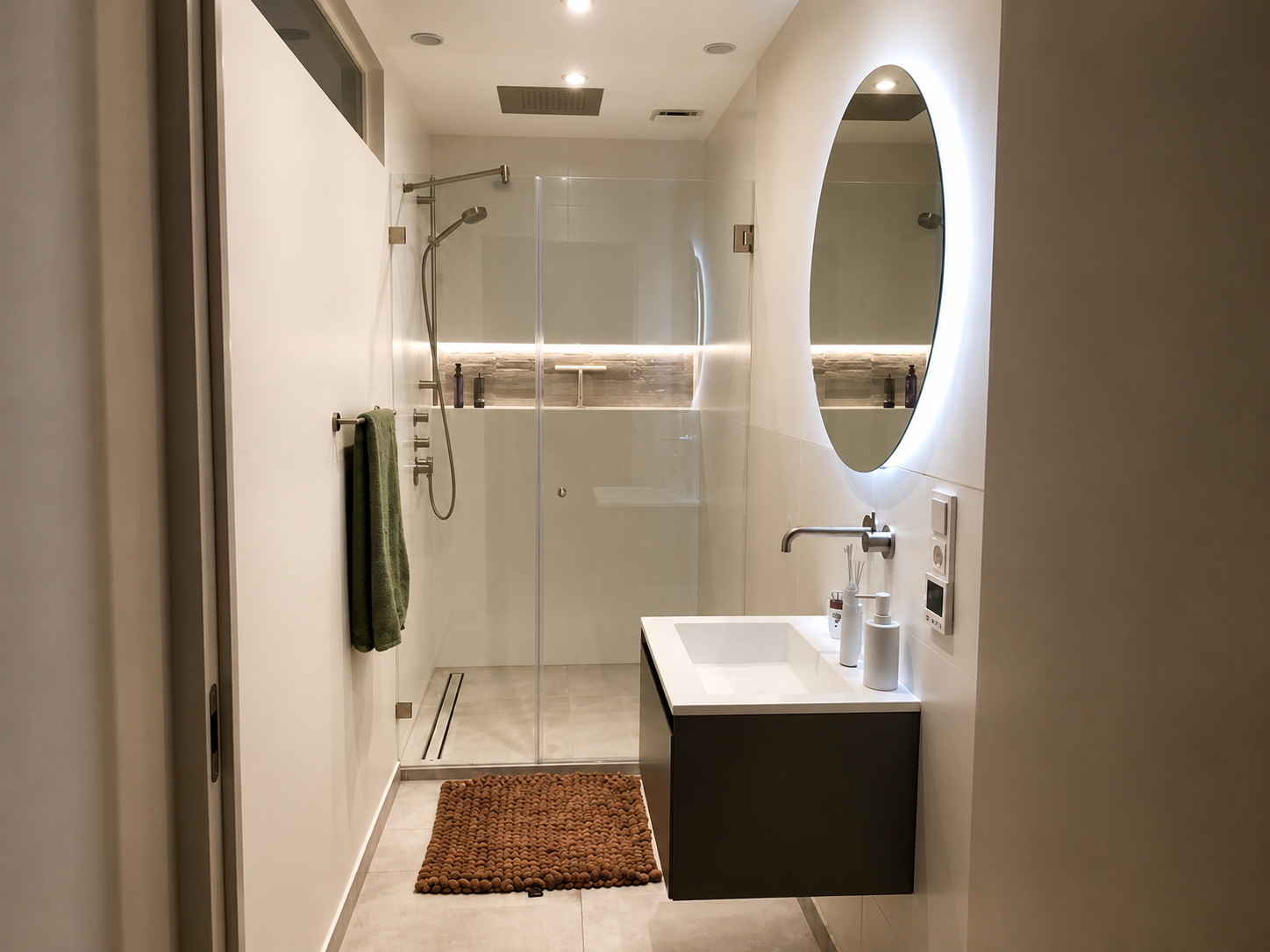 Gerenoveerde badkamer met moderne afwerking door Biernat
